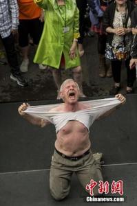 抓饭官网会员注册 女装姿でマンションを出て特定を警戒？直子さんの死因は溺死だったが、遺体の手首に結束バンドで縛られたような跡が残っており、警察は2月に他殺と断定